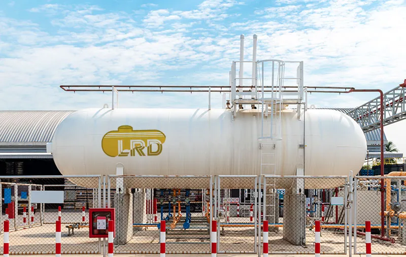 Depósito horizontal de superficie con el logotipo de LRD en una instalación vallada